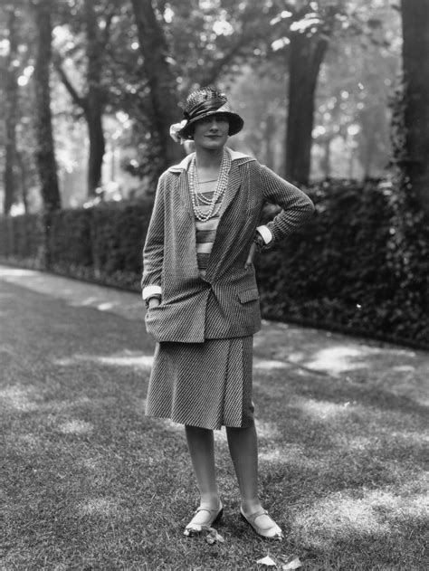 blazer bouton doré chanel 1920|chanel paris history.